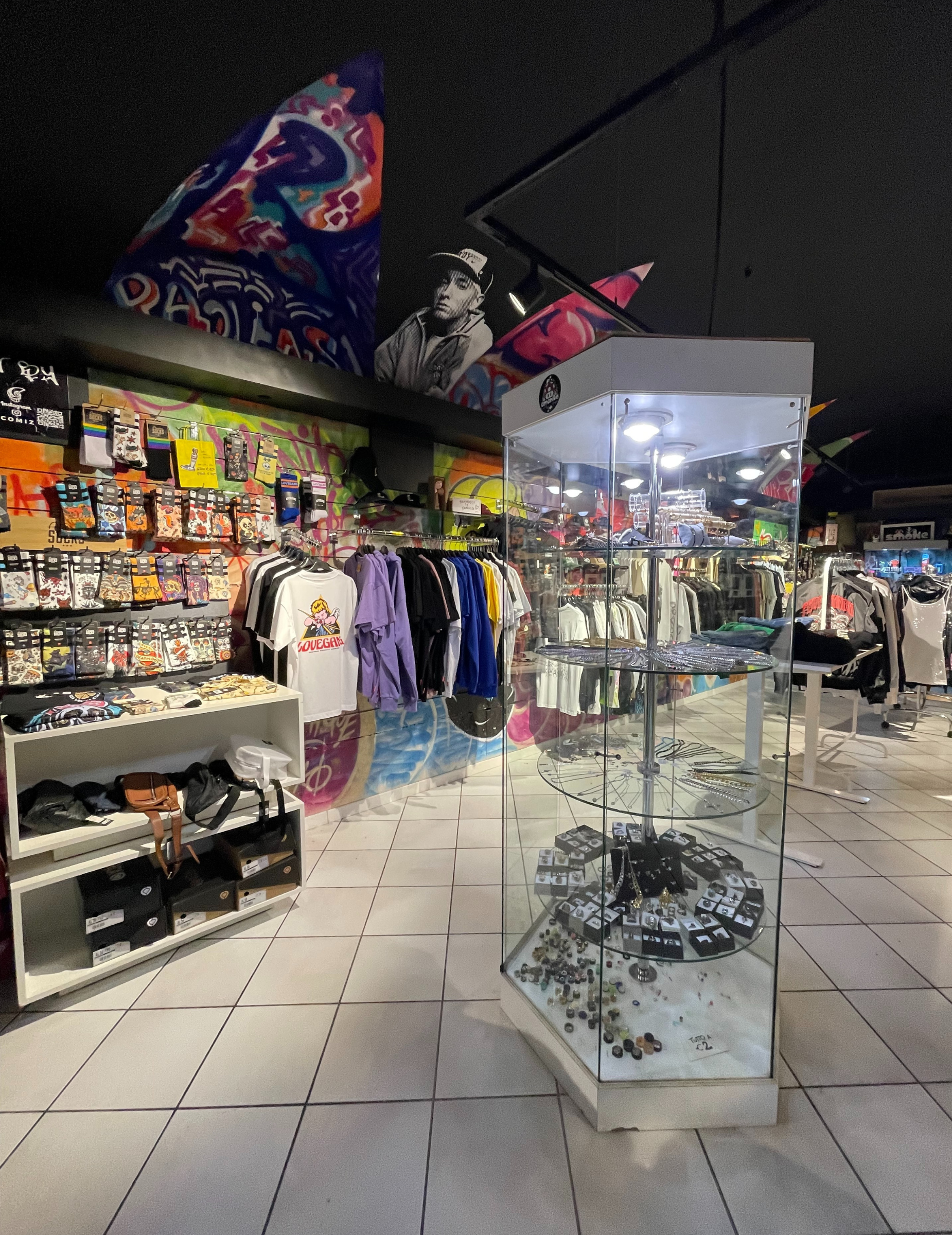 Interni del negozio streetwear Amanito